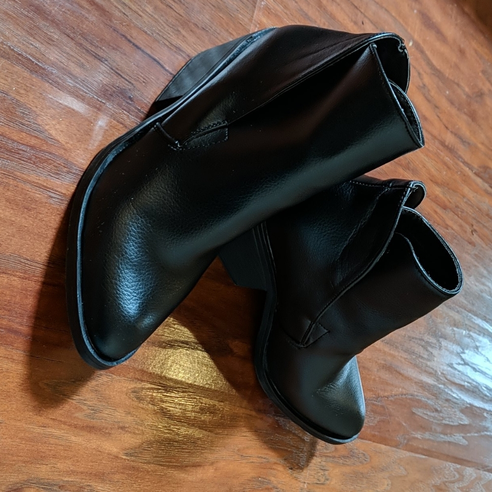 Black pointy toe ankle boots